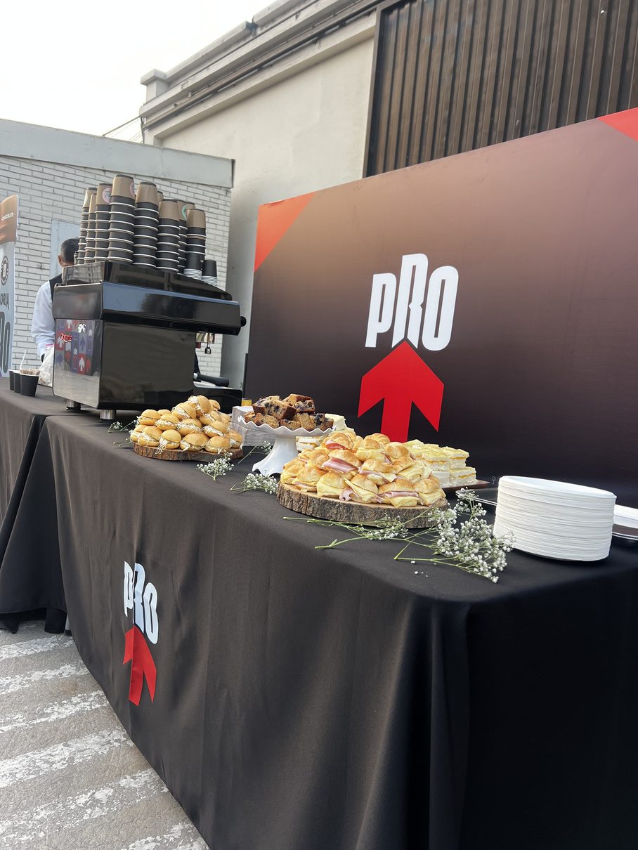 Barista Hapi Coffee sirviendo croissants en evento