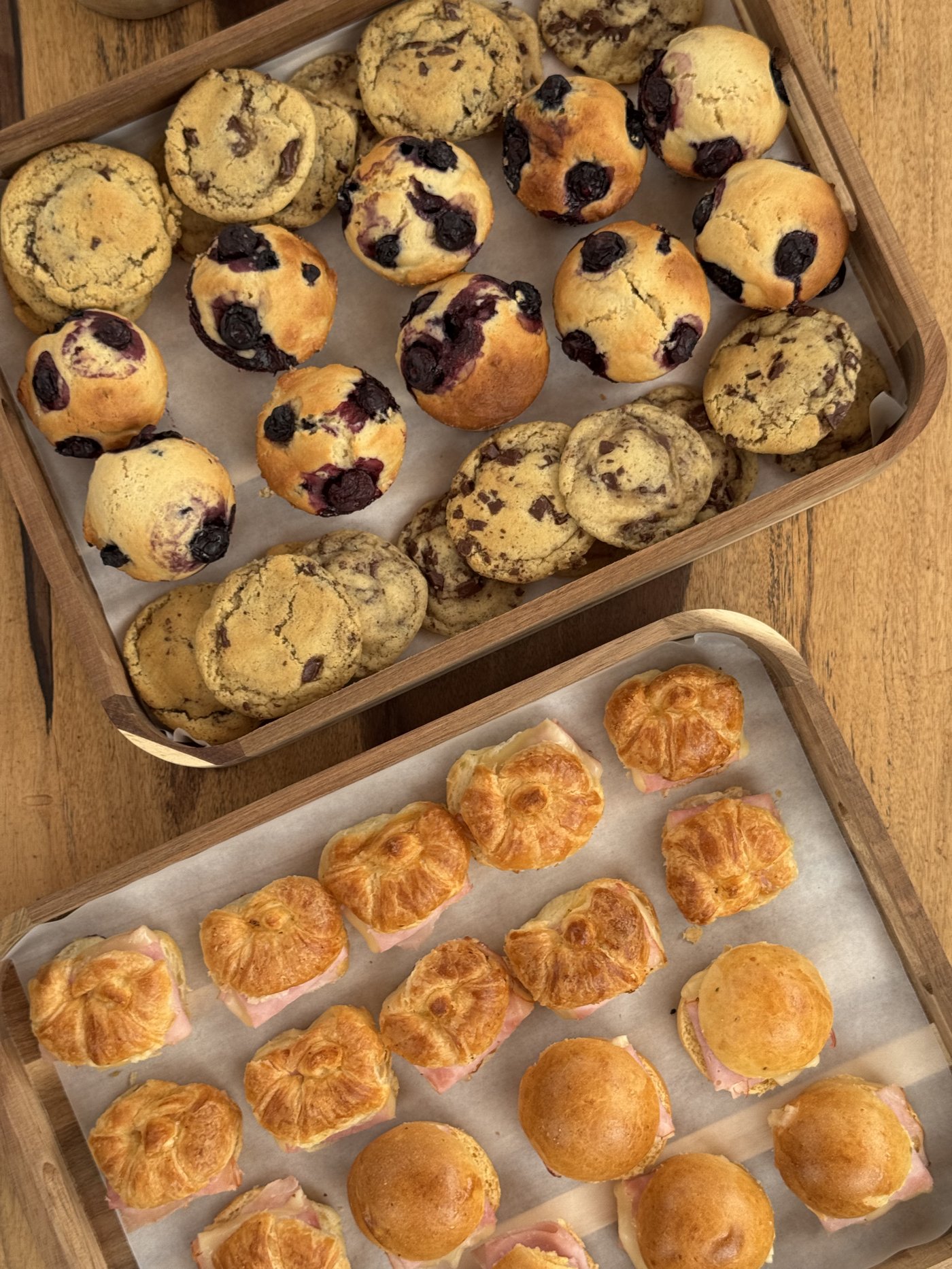 Croissants y postres servidos en evento