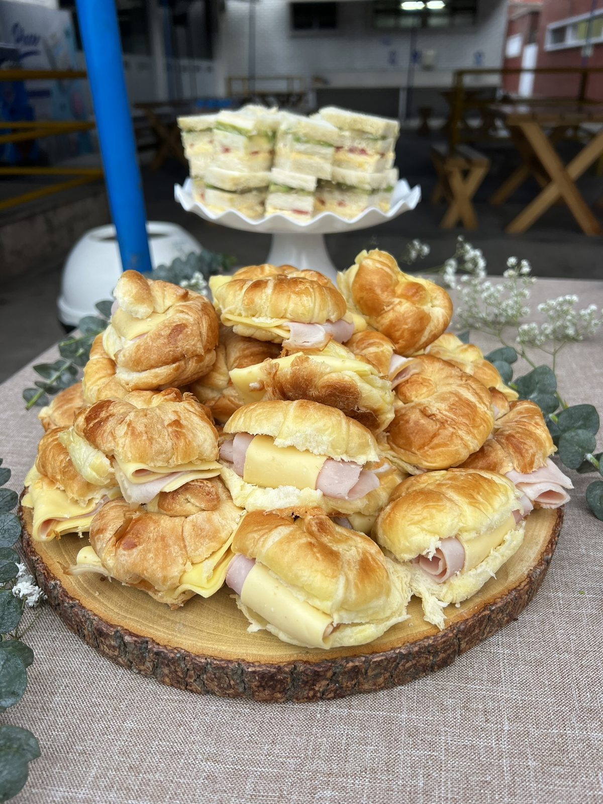 Croissants de jamón y queso servidos en evento