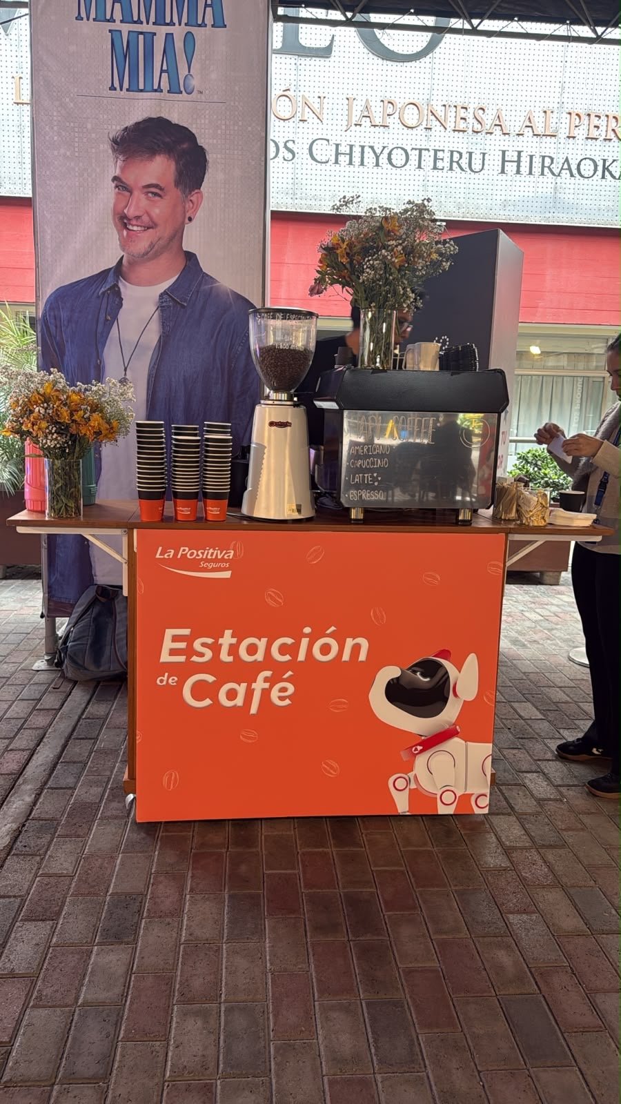 Estación de café Hapi Coffee en evento con La Positiva