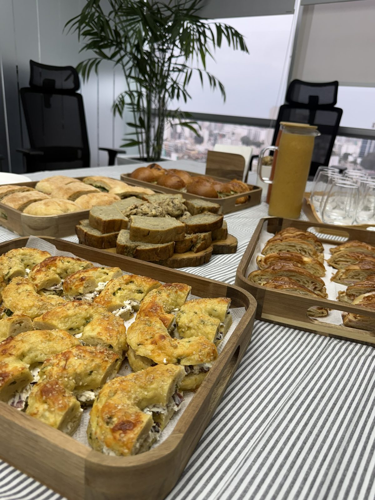 Mesa de catering corporativo con vista a la ciudad